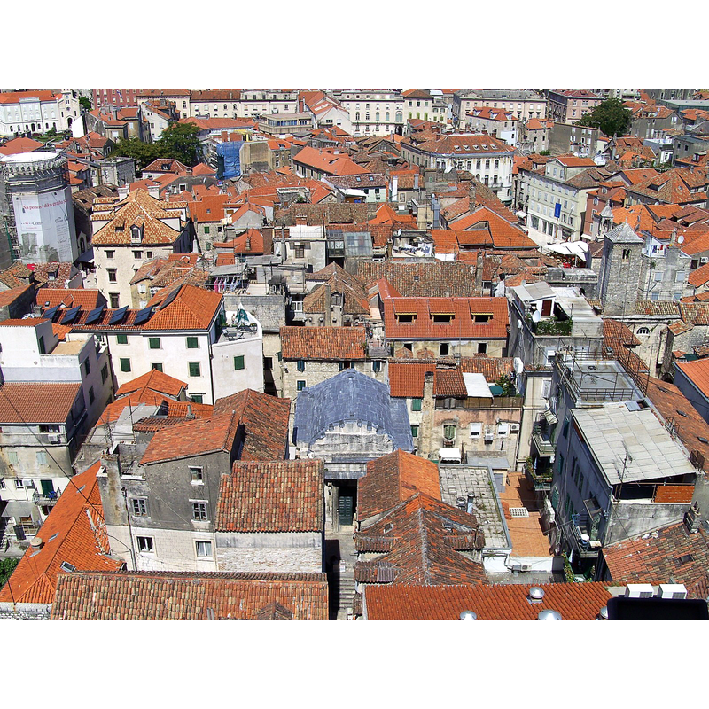 Source caption: "Město Split v chorvatské Dalmácii" -- showing the Baptistery building in the centre of the image, with a grey-slate roof