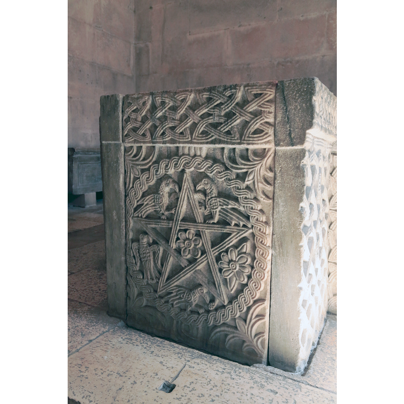 Source caption: "mittelalterlich, die groben Reliefs und Figurendarstellungen zeigen den Qualitätsverlust nach dem Ende des römischen Reiches recht deutlich."