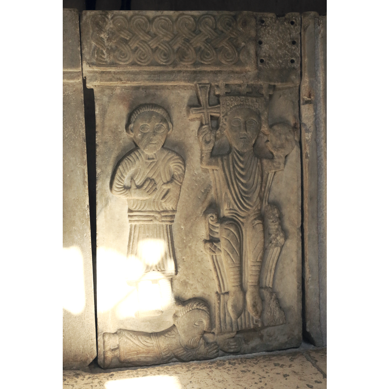 Source caption: "Die Ausführung und die Proportionen der Figuren zeigen, dass der Taufstein erst deutlich nach dem Ende der Römerzeit angefertigt wurde."