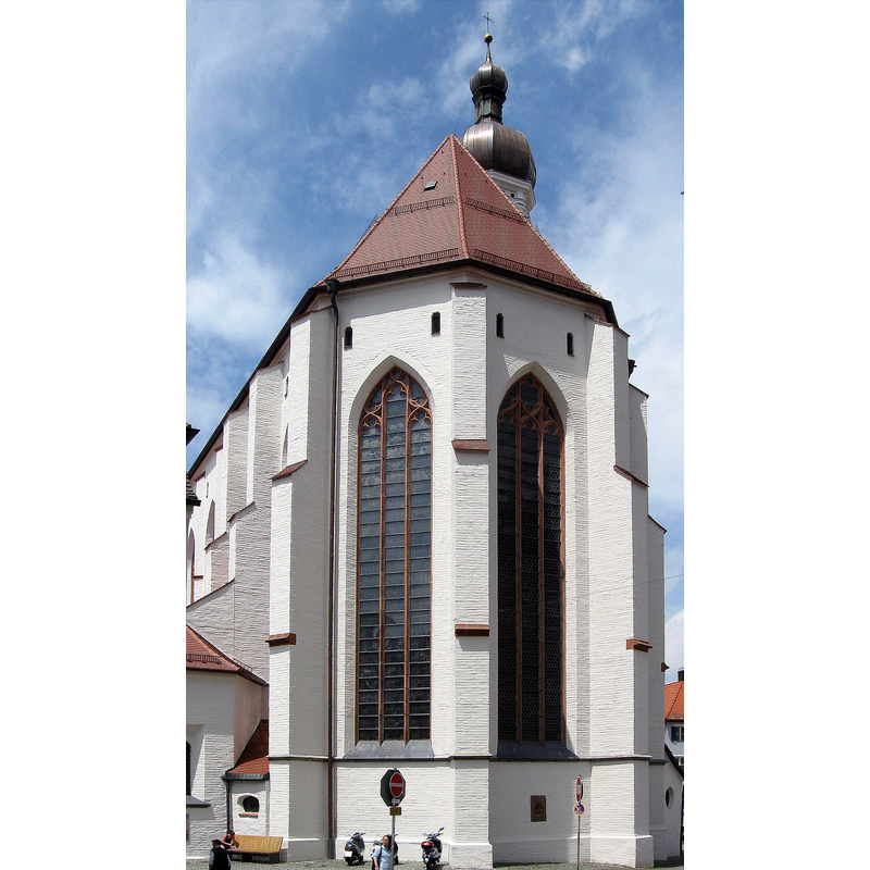Source caption: "Georg-Hellmair-Platz 1; Mariae Himmelfahrt, Katholische Stadtpfarrkirche, stattliche dreischiffige Pfeilerbasilika mit Polygonalchor, Langhausflankenturm und zwei Vorhallen im Nord- und Südwesten, nach Plänen Matthäus Ensingers unter Mitwirkung von Valentin Kindlin und Veit Maurer, 1458-88, Barockisierung 1680-1710; mit Ausstattung."
