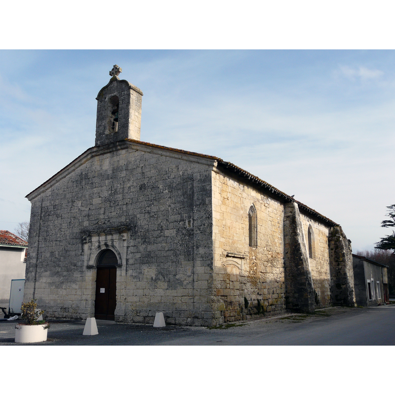 Source caption: "L'angle sud-ouest de l'église Saint-Louis de Saint-Louis-en-l'Isle, Dordogne, France."