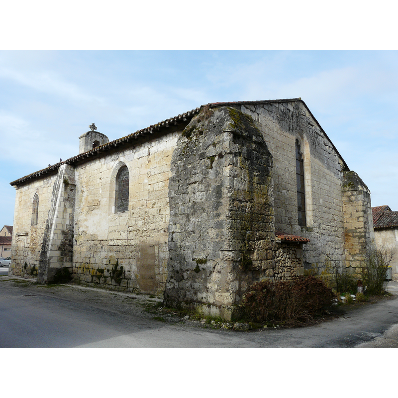 Source caption: "L'angle sud-est de l'église Saint-Louis de Saint-Louis-en-l'Isle, Dordogne, France."