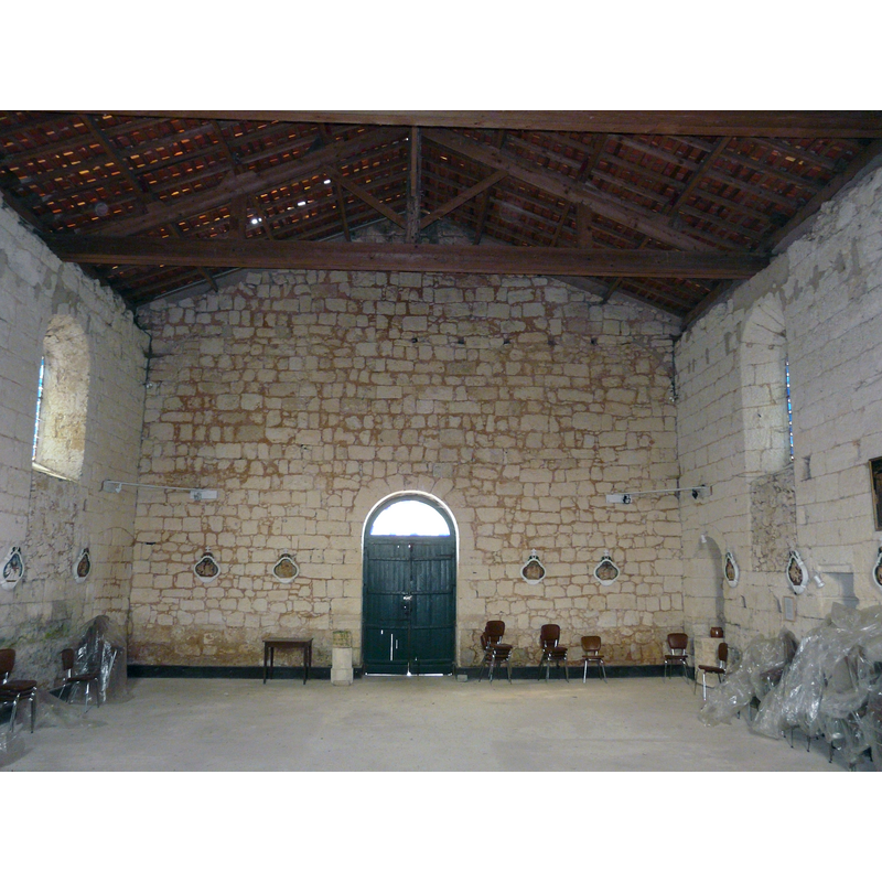 Source caption: "La nef de l'église Saint-Louis de Saint-Louis-en-l'Isle, Dordogne, France."