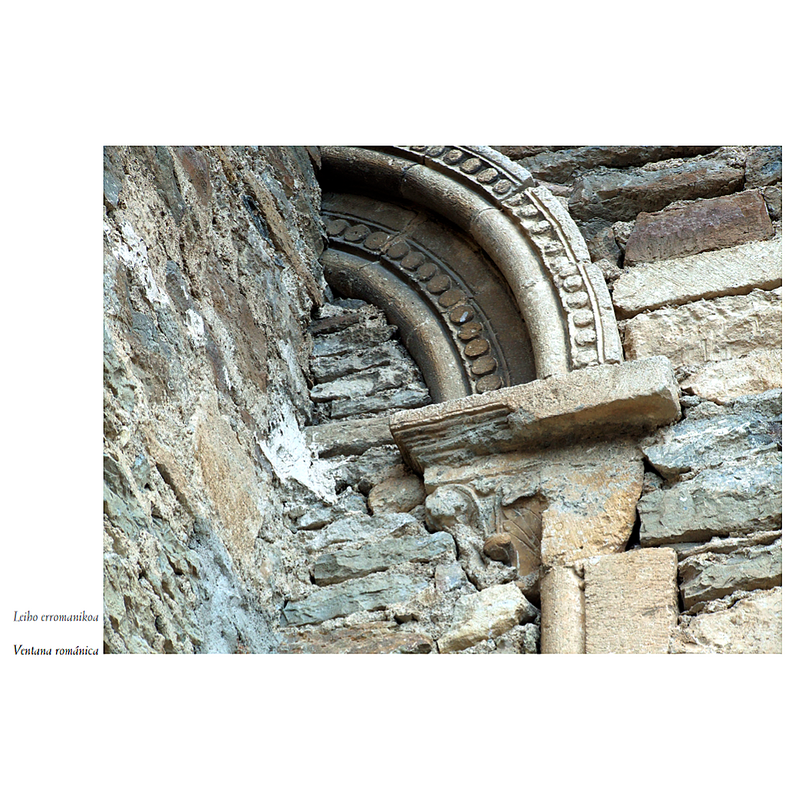 "un ventanal románico en el muro sur, actualmente cegado, que queda cortado por el anexo de la capilla lateral. Esta ventana es sólo visible desde el exterior, y presenta dos arquivoltas con baquetón liso y decoración de besantes. Vemos también los restos de las columnas donde se apoyaban, así como los de un capitel vegetal y un cimacio liso. Como en otros casos, es una muestra de arquitectura románica sustituida por una obra mayor gótica."