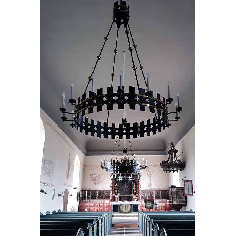 Source caption: "Blick zum Altar in der ev. luth. St. Johannis-Kirche in Sandstedt, Niedersachsen, Deutschland." -- the font is partially visible at the far [east] end, in the chancel, right {south] side