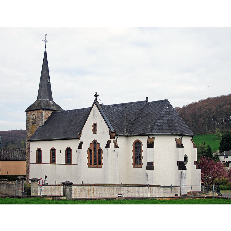 Source caption: "Kierch vu Viichten / Church of Vichten, Luxembourg"