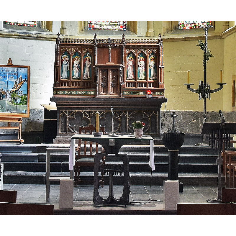 Source caption: "Sint-Martinuskerk (Beek, Belgisch Limburg) (70786)" -- showing the former late-18thC(?) holy-water stoup now used with a cover as baptismal font in the chancel