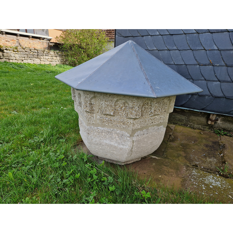 Source caption: "Ehemaliger Taufstein an der Kirche in Rippersroda, Thüringen"
