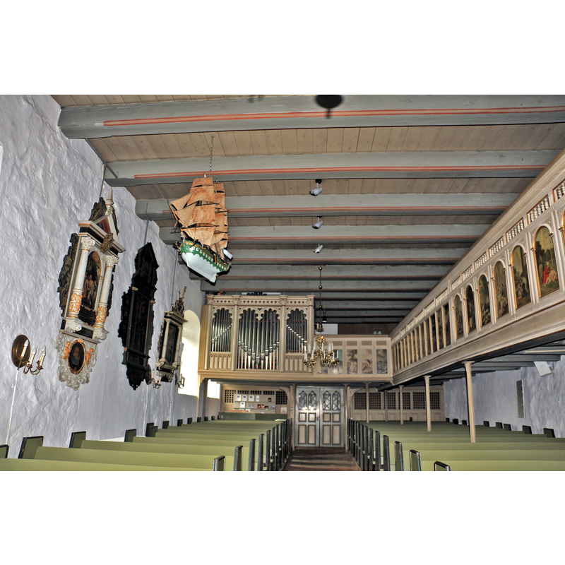Source caption: "Blick nach Westen in der St.-Marien-Magdalenen-Kirche (Erfde) auf Orgel und Empore"