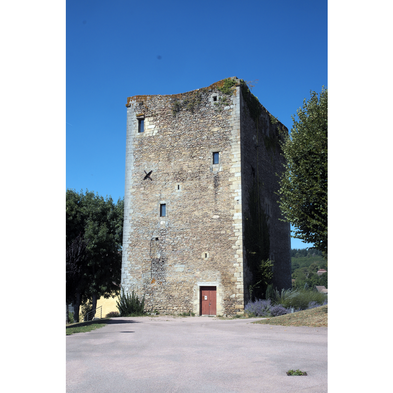 Source caption: "Ehemaliges Priorat in Saint-Sernin-du-Bois im Département Saône-et-Loire (Region Bourgogne-Franche-Comté/Frankreich), Bergfried" -- the former 'donjon' of the priory houses now the Musée communal Raymond Rochette conservant des antiquités et quelques fragments romans [cf. FontNotes]