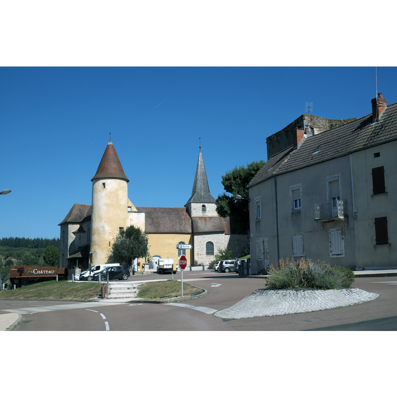 Source caption: "Ehemaliges Priorat in Saint-Sernin-du-Bois im Département Saône-et-Loire (Region Bourgogne-Franche-Comté/Frankreich)" -- the present church in the centre of the image, with the square tower