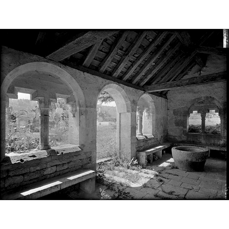 Source caption: "Intérieur du porche"