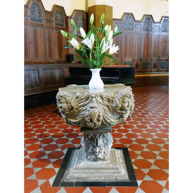 Source caption: "eine Fünte aus Sandstein aus dem Jahr 1671" -- the small inner basin was probably never intended to hold the holy water inside, but rather be used to fit a baptismal dish on top