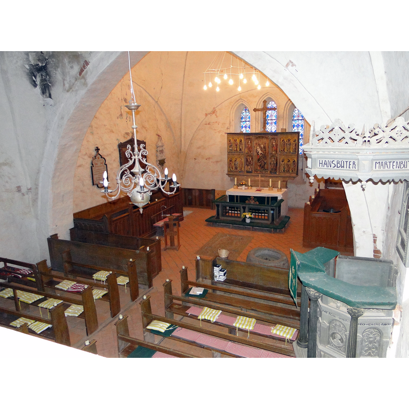 Source caption: "Kirche in Zehna, Landkreis Rostock, Mecklenburg-Vorpommern, Deutschland" -- showing the top of the font by the chancel, south side