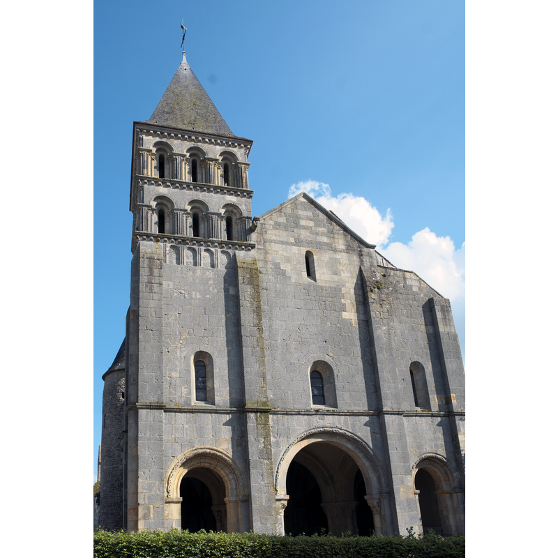Source caption: "Kirche Église Saint-Pierre-et-Saint-Benoît in Perrecy-les-Forges im Département Saône-et-Loire in der Region Bourgogne-Franche-Comté in Frankreich"