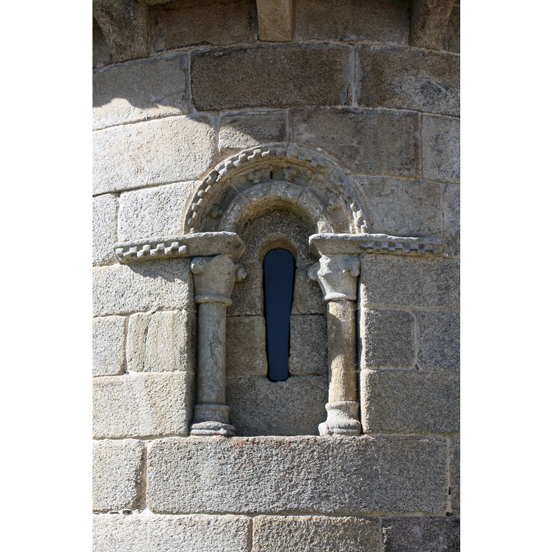 Source caption: "Ventá na ábsida da igrexa de San San Xiao do Camiño (Palas de Rei, Lugo)"