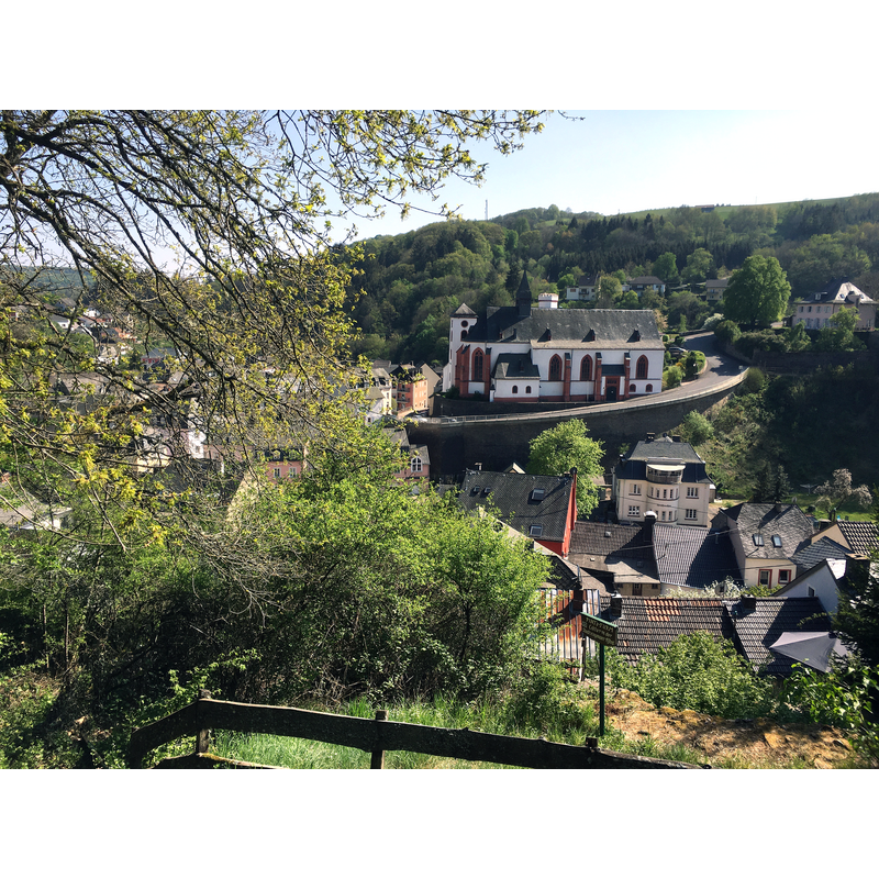 Source caption: "Pfarrkirche St. Nikolaus Neuerburg. Ansicht von der alten Stadtmauer aus"