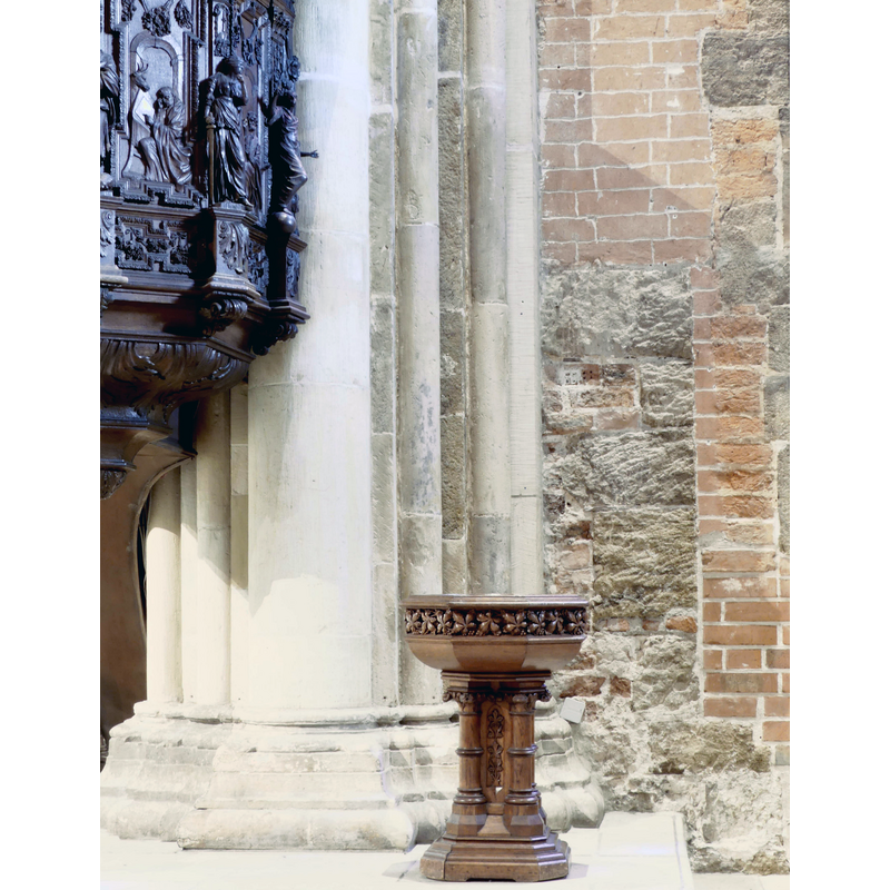 Source caption: "Liebfrauenkirche Bremen" -- the wooden font near the pulpit