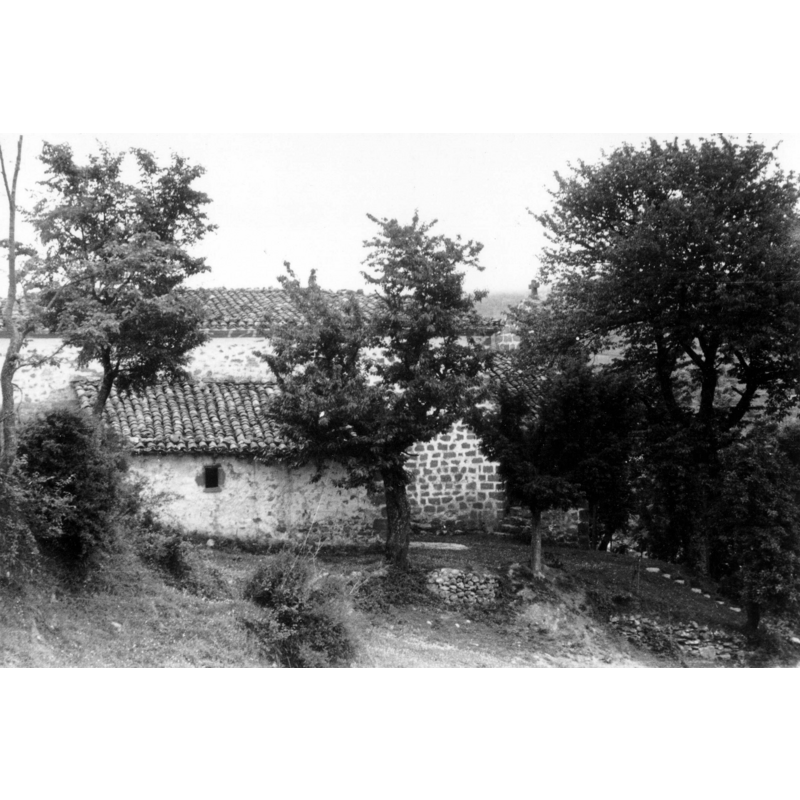 Source caption: "Iglesia de Santa María de Villamardones. Vista del exterior de la iglesia parcialmente cubierta por la vegetación; es de planta rectangular, fábrica de mampostería y de tipo rústico"
