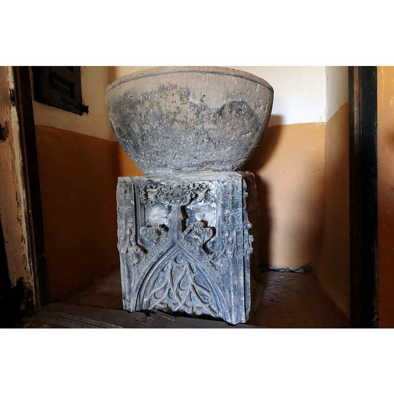 Source caption: "pila bautismal, rehecha en el siglo XVIII utilizando para la base los restos de un sagrario gótico del siglo XV"