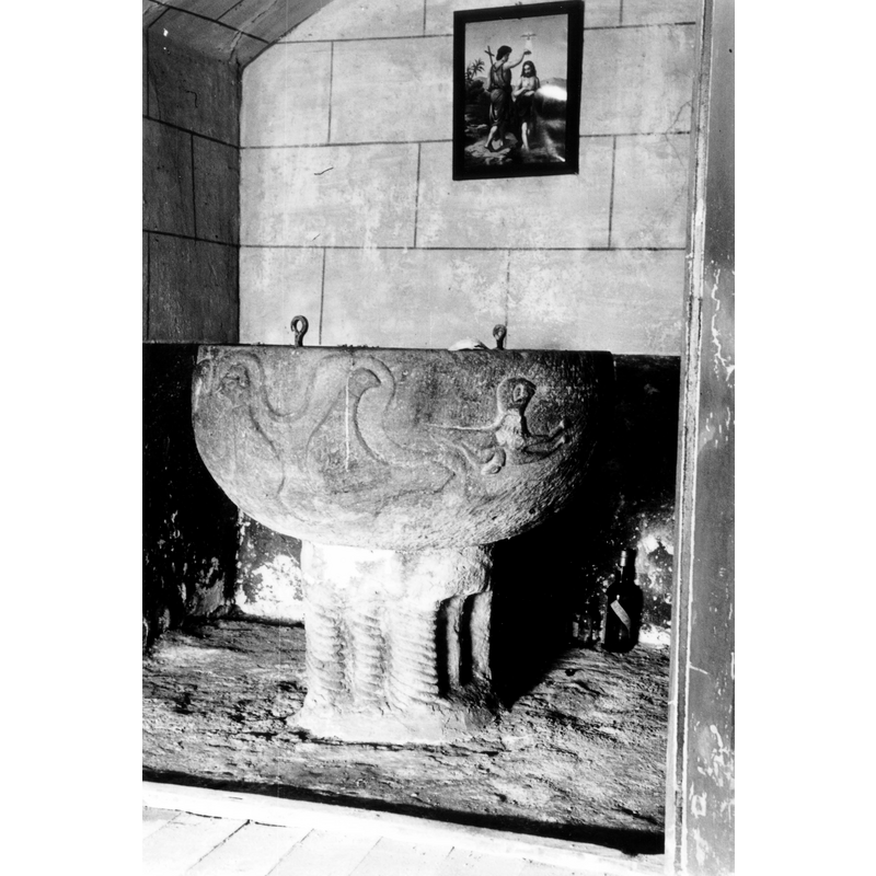 Source capture: "Pila bautismal de la iglesia de San Ginés de Basquiñuelas. La pila es la pieza más interesante del templo parroquial de Basquiñuelas. Las columnas del pie presentan un dibujo sogueado, mientras que en la taza los relieves, toscos pero de gran dinamismo, son de aves y otros animales"
