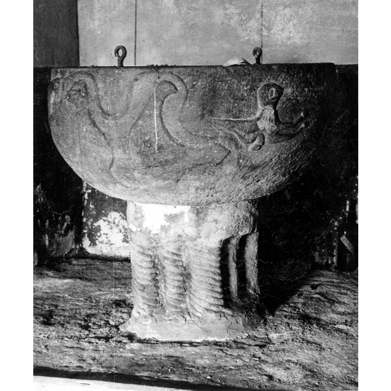 Source capture: "Pila bautismal de la iglesia de San Ginés de Basquiñuelas. La pila es la pieza más interesante del templo parroquial de Basquiñuelas. Las columnas del pie presentan un dibujo sogueado, mientras que en la taza los relieves, toscos pero de gran dinamismo, son de aves y otros animales"