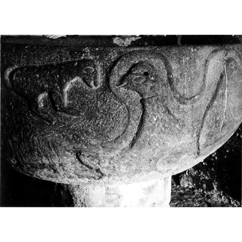 Source caption: "Detalle de la decoración de la copa; presenta dos aves afrontadas que giran su cabeza hacia atrás y que se hallan rodeadas por un cordón. Junto a una de ellas, un animal de dos patas con cola y la boca abierta"