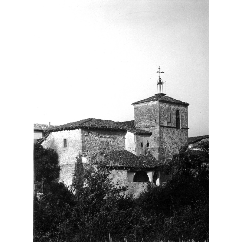 Source caption: "Iglesia de San Ginés de Basquiñuelas. Vista lateral del exterior de la iglesia; en primer término, el pórtico con doble entrada y la torre campanario de planta cuadrada y doble cuerpo"