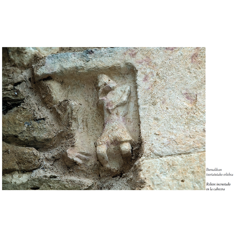 Source caption: "Podemos encontrar unas pequeñas figuras antropomorfas, muy toscas y mal conservadas, e incrustadas en el muro exterior del ábside.
Están escondidas entre las piedras del muro, y su posición actual nos indica que están desplazadas de su posición original."