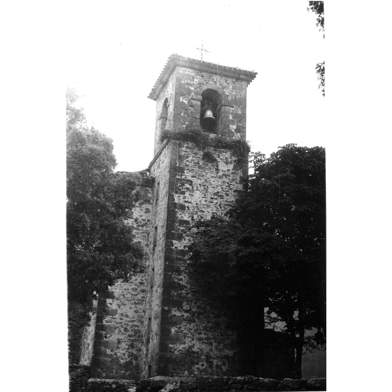Source caption: "Torre de la iglesia de San Esteban de Lendoño de Abajo en Vizcaya. Vista exterior de la torre erigida a los pies del templo. Es una construcción cuadrada, con cuatro vanos de campanas rematados en arcos de medio punto sin decorar. El tejado, de cuatro vertientes, descansa sobre una cornisa moldurada y culmina en buena cruz de forja"