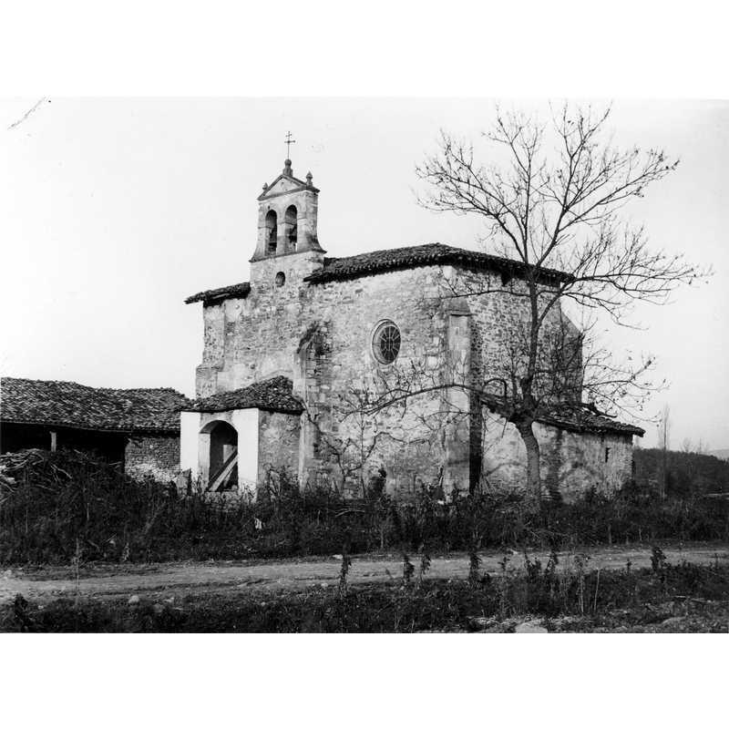 Source caption: "Iglesia de San Andrés de Bolívar. Vista trasera de la iglesia, de cabecera plana y apeada en contrafuertes. Destaca la espadaña, con dos huecos de campanas y frontón triangular". [NB: by this time the portal had been removed and placed in the old seminary in Vitoria/Gasteiz -- cf. ChurchNotes]