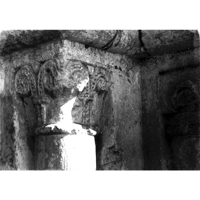 Source caption: "Fragmento de la portada de la iglesia de San Andrés de Bolívar. Detalle de uno de los capiteles de la portada decorado con hojas estilizadas. En la actualidad, por el estado ruinoso del templo, la portada se encuentra en el patio del antiguo seminario de Vitoria" [cf. ChurchNotes]
