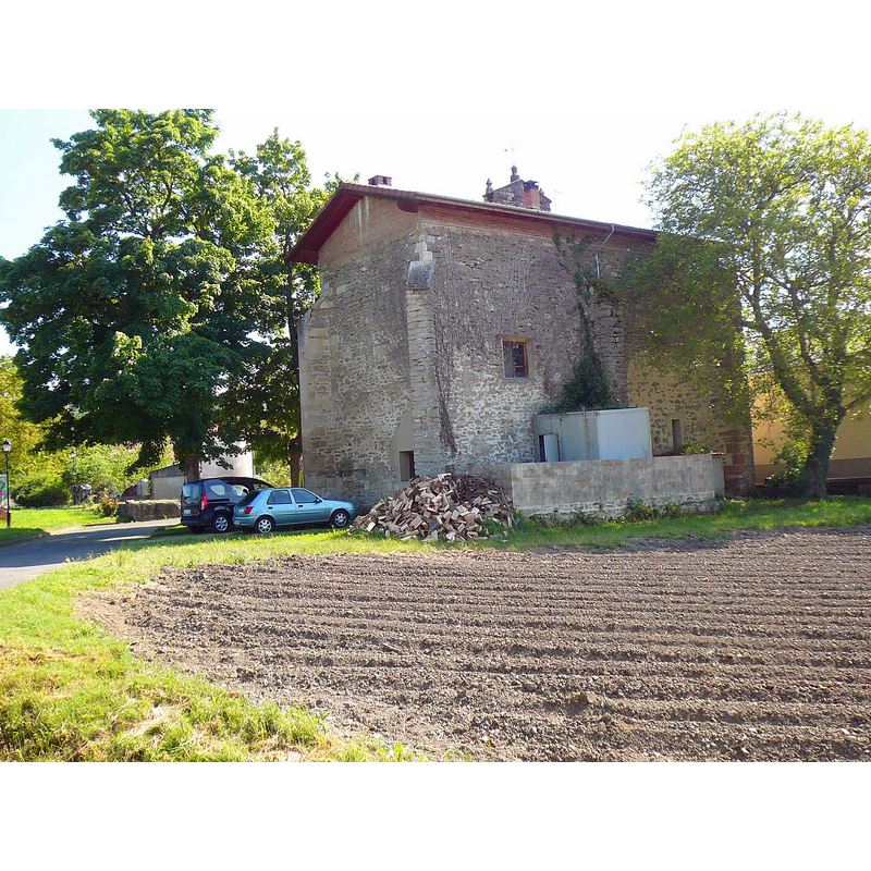 Source caption: "Antigua Iglesia de San Andrés de Bolívar (Vitoria, España)" -- the former parish church, now deconsecrated and a private residence [cf. ChurchNotes]