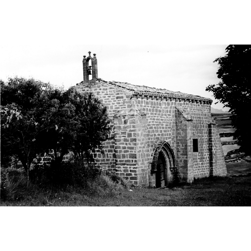 Source caption: "Vista del exterior de la ermita de Nuestra Señora de Bercijana en Yécora, de fábrica de sillería con algunas pervivencias románicas; la cabecera es recta y está apeada en gruesos contrafuertes. La portada es de arcos apuntados con capiteles lisos"