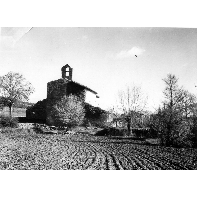 Source caption :"Ermita de Nuestra Señora de Urrialdo de Mártioda en Álava. Vista coloreada del exterior de la ermita. Es un templo protogótico con cabecera recta y ventanales aún románicos. La cabecera y el presbiterio son más estrechos que la nave. Está cubierta por tejado a dos vertientes y alero de canes lisos con una espadaña de un sólo arco"