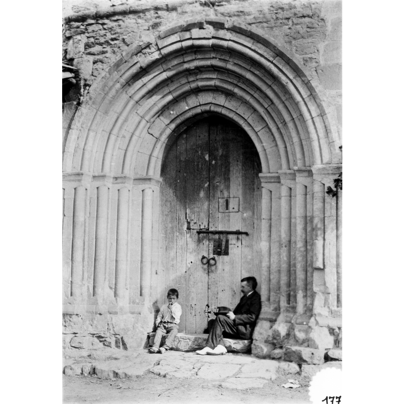Source caption: "Urrialdo. Portada del muro sur de la iglesia"