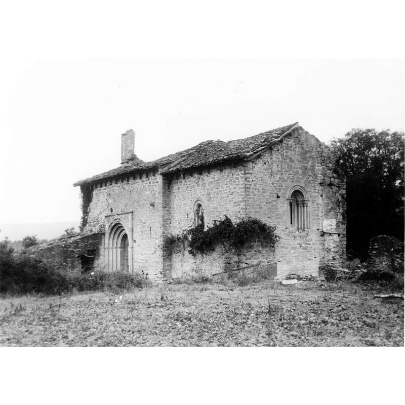 Source caption: "Ermita de Nuestra Señora de Urrialdo de Mártioda en Álava. Vista exterior de la ermita. Es un templo protogótico con cabecera recta y ventanales aún románicos. La cabecera y el presbiterio son más estrechos que la nave, cubierta con tejado a dos vertientes y alero de canes lisos con una espadaña de un sólo [?]" [NB: although the photograph is listed in a group taken between 1940 and 1960 it is possible that it was taken before the 1935 fire that gutted the building]