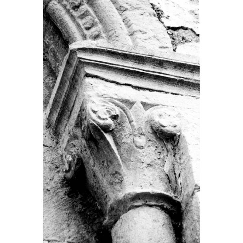 Source caption: "Capitel de la ermita de Nuestra Señora de Urrialdo de Mártioda en Álava. Vista frontal de uno de los capiteles románicos de la ermita con decoración vegetal"