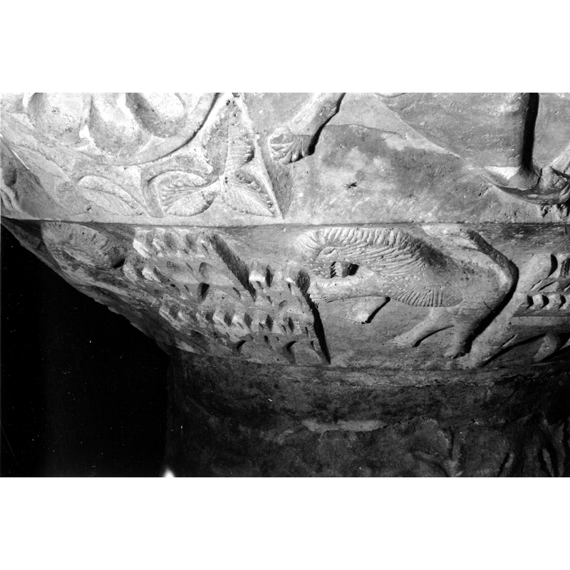 Source caption: "Detalle de la franja inferior de la pila bautismal gótica; se representa a un león junto a un castillo [...] pila bautismal de la iglesia de la Natividad de Hueto Arriba"