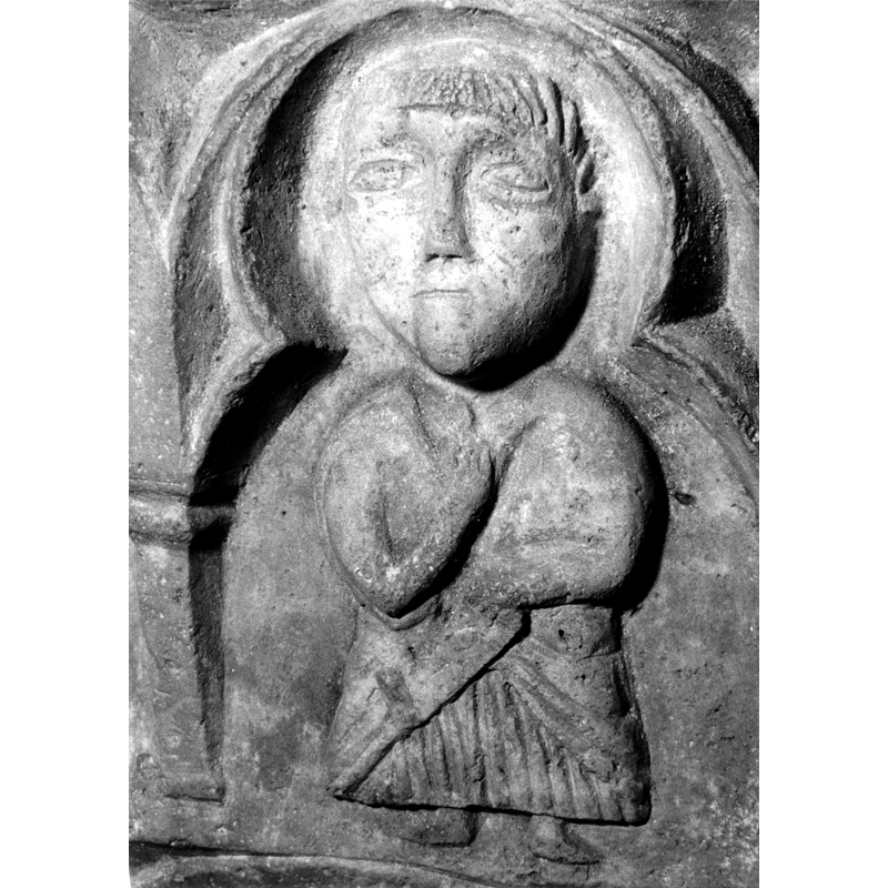 Source caption: "Detalle de una de las figuras de la parte superior de la pila bautismal gótica; se representa una figura de hombre, un apóstol, profeta o fraile franciscano, entre arquerías polilobuladas [...] pila bautismal de la iglesia de la Natividad de Hueto Arriba"