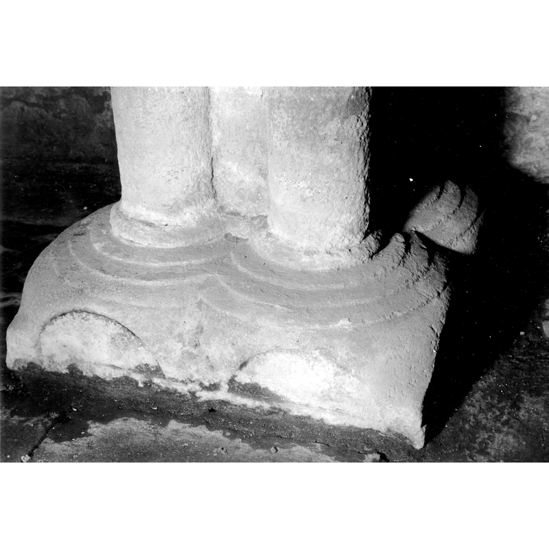 Source caption: "Detalle de la basa de la pila bautismal; presenta molduras en la parte superior y decoración de semicírculos en los laterales [...] pila bautismal de la iglesia de San Sebastián de Lermanda"