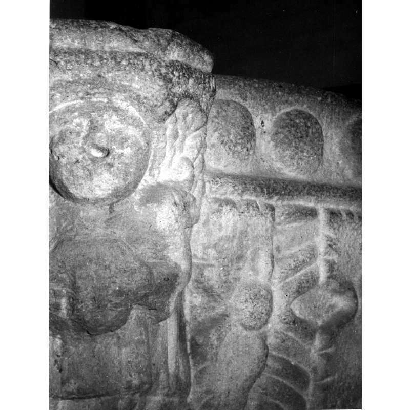 Source caption: "Detalle de uno de los extremos de la pila bautismal; se representa una figura frontal, posiblemente un ángel [...] pila bautismal de Salinas de Añana"