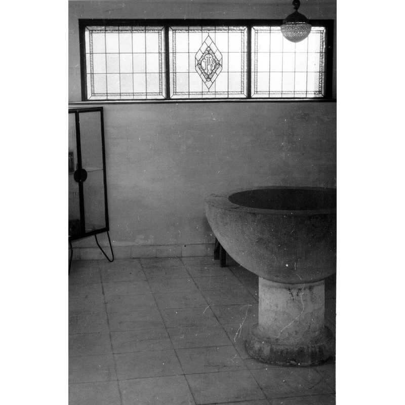 Source caption: "Pila bautismal de la iglesia de San Pedro de Gobeo. Vista lateral de la pila bautismal con la taza completamente lisa"