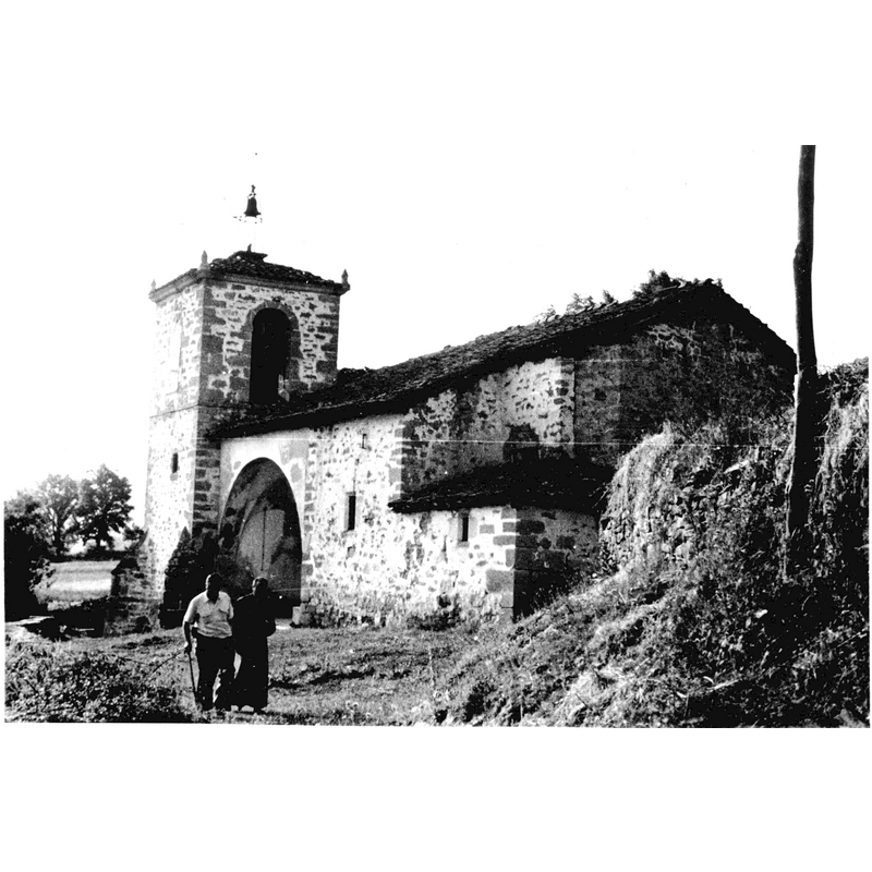 Source caption: "Iglesia de la Visitación de Nuestra Señora de Arbígano. Imagen exterior de la iglesia. De fábrica pobre, presenta un gran arco de medio punto como entrada y un campanario de planta cuadrangular."