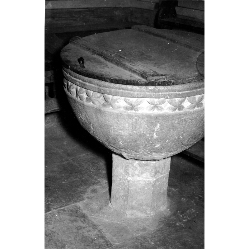 Source caption: "Pila bautismal de la iglesia de San Andrés de Ogueta en el Condado de Treviño [...] Vista frontal de una pila medieval. La copa es lisa a excepción de la parte superior decorada con cuadrifolios" [cf. FontNotes]