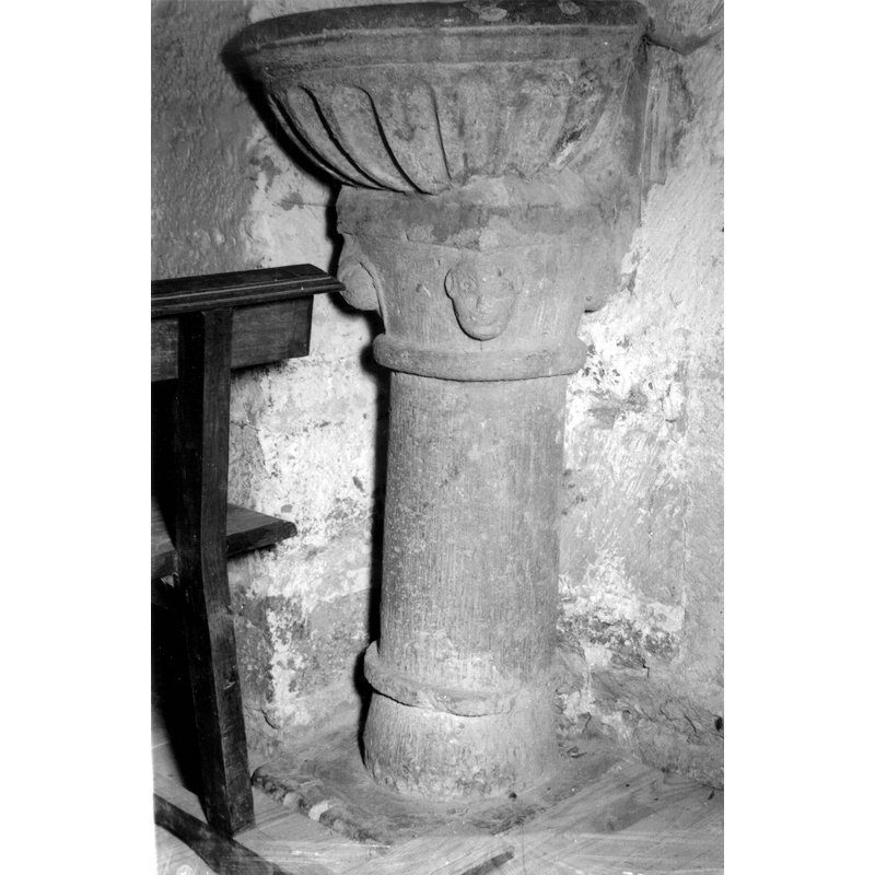 Source caption: "[https://photo.araba.eus/s/photoaraba/item/65971] [accessed 10 August 2024] with the following description: "Pila bautismal de la ermita de Nuestra Señora de Ayala [...] pila medieval con decoración de rostros humanos en el ábaco sobre el que se asienta la taza con decoración sencilla" [cf. FontNotes about the discrepancy]