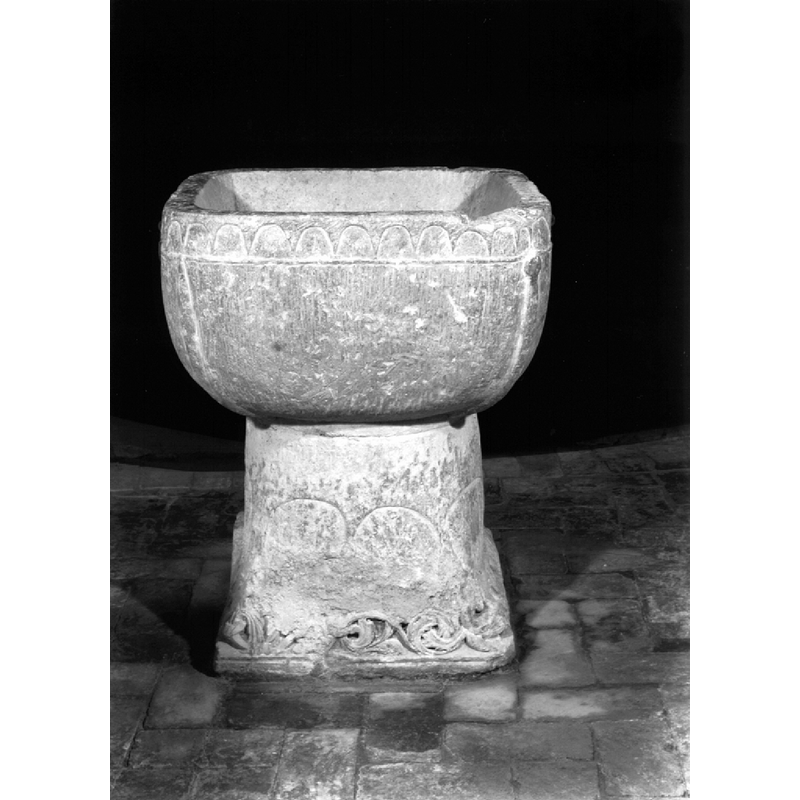 Source caption: "Pila bautismal de la basílica de Armentia"