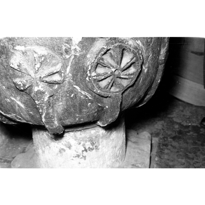 Source caption: "pila bautismal de la iglesia de Nuestra Señora de la Asunción [...] Detalle de la decoración de la taza, presenta gallones que terminan en motivos radiales biselados"