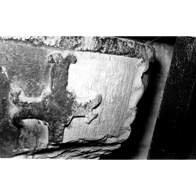 Source caption: "pila bautismal de la iglesia de Nuestra Señora de la Asunción [...] Detalle de uno de los motivos ornamentales de la copa; presenta una cruz de flor de lis en relieve"