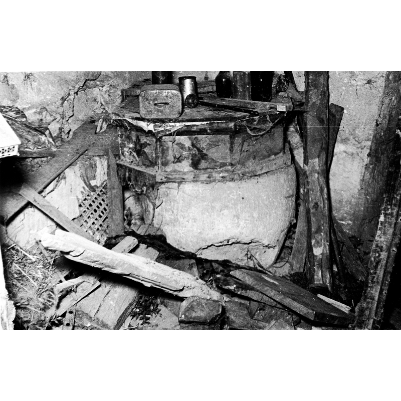 Source caption: "Ermita de Nuestra Señora de Beolarra de Marquínez [...] Vista del interior de la ermita de Nuestra Señora de Beolarra de Marquíneztotalmente abandonada. Presenta en primer plano una pila bautismal parcialmente rota y sin ningún tipo de ornamentación especial"
